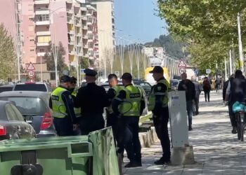 Sërish aksident në vijat e bardha në Vlorë, makina përplas 64-vjeçaren