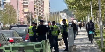 Sërish aksident në vijat e bardha në Vlorë, makina përplas 64-vjeçaren