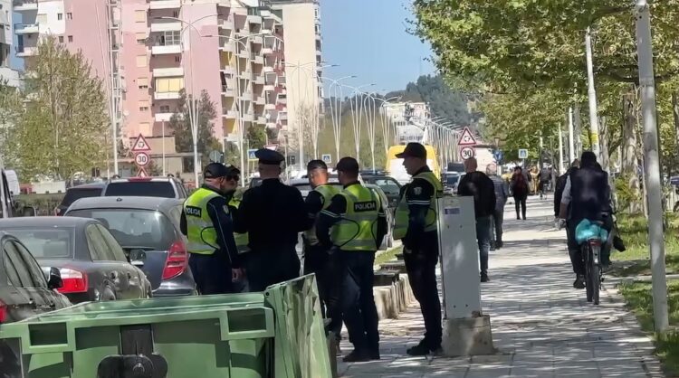 Sërish aksident në vijat e bardha në Vlorë, makina përplas 64-vjeçaren