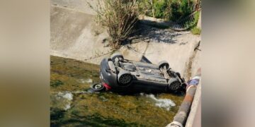Aksident në Elbasan, makina përfundon në përroin e Zaranikës