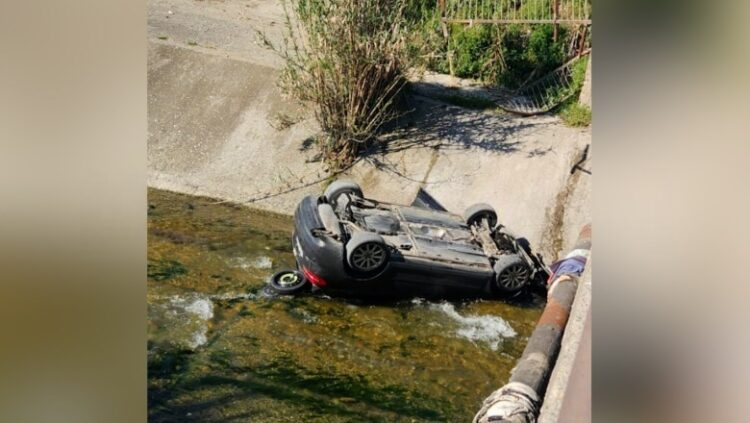Aksidenti i frikshëm në Elbasan, shoferi humb kontrollin e mjetit dhe përfundon në përrua