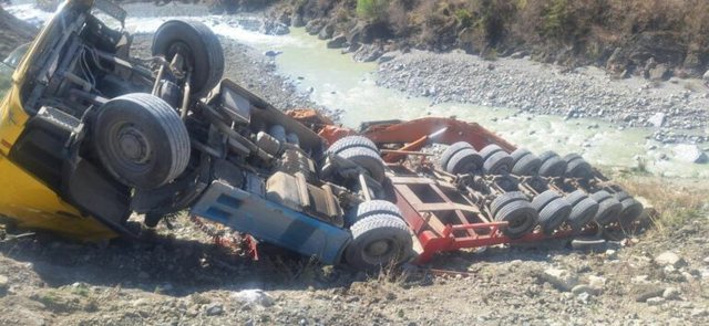 Aksident në aksin Gramsh-Maliq, karrotreci së bashku me një eskavator përfundojnë në kanal