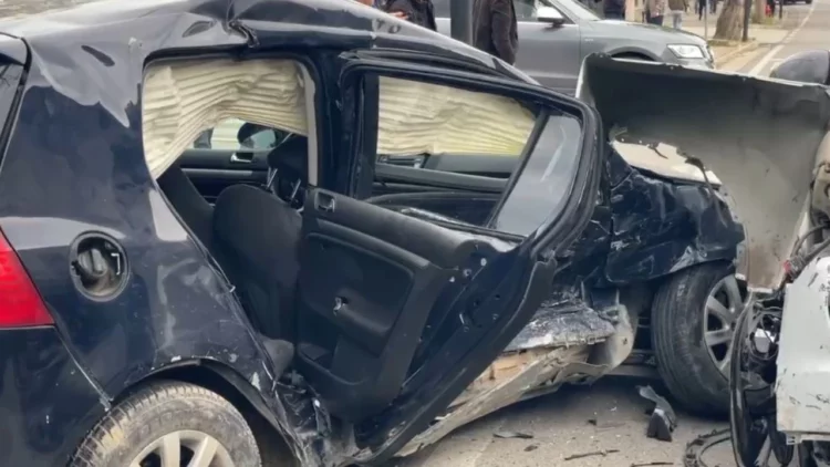 Përplasje e fortë automjetesh në Laç, raportohen dy të plagosur