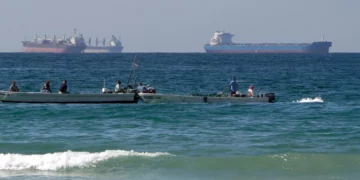 Kthehet në normalitet trafiku detar në Gjirin Persik, 20 anije përshkojnë pa probleme Ngushticën e Hormuzit