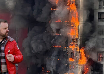 Zjarri shkrumboi pallatin në Tiranë, arrestohen 4 persona dhe shpallet në kërkim ndërtuesi Armand Lilo