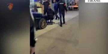 Shisnin fenelina dhe pajisje policie, arrestohen 2 pronarët e dyqaneve në Tiranë (Emrat)