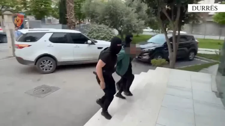 Fshehu 8 kg drogë në një banesë të braktisur, arrestohet 30-vjeçari në Durrës