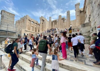 Kryebashkiaku i Athinës shprehet kundër turizmit masiv: Qyteti nuk mund të funksionojë si një hotel gjigant