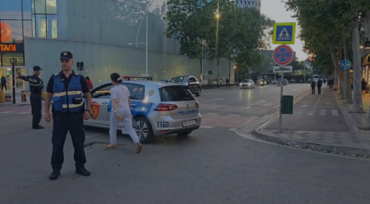 LAJM I FUNDIT/ Alarm për bombë, evakuohet qendra tregtare “Toptani”