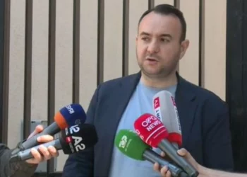 “Policëve t’u bëhet testi i drogës”/ Balliu takon protestuesit e arrestuar: U goditëm me shkopa gome dhe spraj kundër arinjve