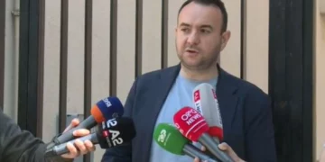 “Policëve t’u bëhet testi i drogës”/ Balliu takon protestuesit e arrestuar: U goditëm me shkopa gome dhe spraj kundër arinjve