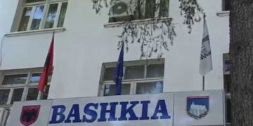 Bashkia Gjirokastër kallëzon autorin e lajmit për HIV/AIDS, vjen reagimi i tij