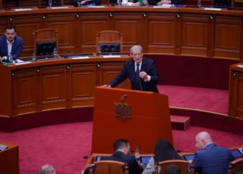 Berisha në Kuvend: Miliarderët e marrin me 60 lekë, të heqim çdo taksë ndaj naftës për fermerët dhe transportin publik