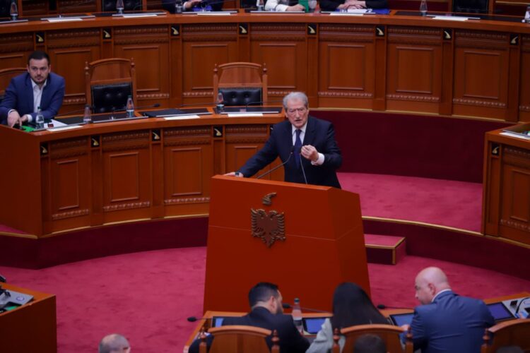 Berisha në Kuvend: Miliarderët e marrin me 60 lekë, të heqim çdo taksë ndaj naftës për fermerët dhe transportin publik