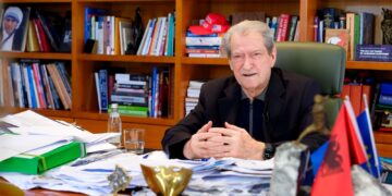 “Jahtet e marrin naftën me 60 lekë, fermerët me 220”, Berisha: Rama u jep pensionistëve 2 kg domate shtesë në muaj