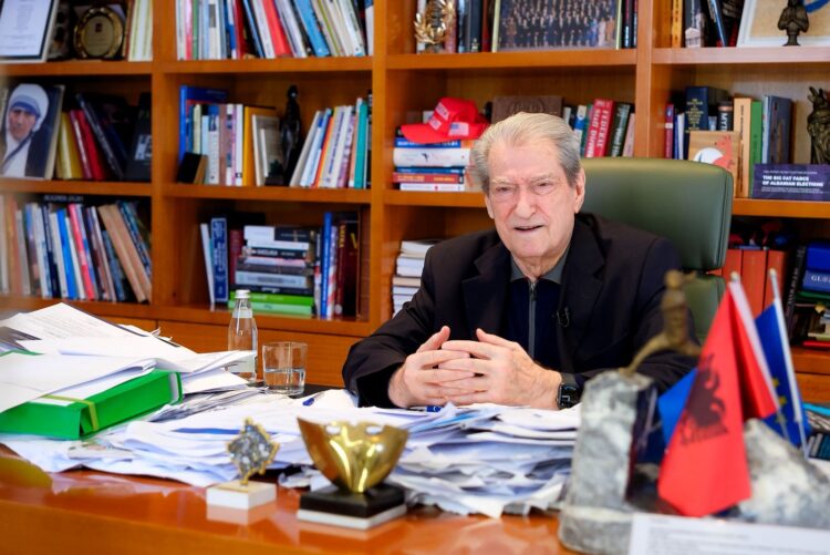 “Jahtet e marrin naftën me 60 lekë, fermerët me 220”, Berisha: Rama u jep pensionistëve 2 kg domate shtesë në muaj