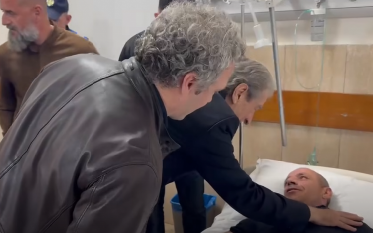 Berisha viziton protestuesin e lënduar: U trajtua shtazërisht në qeli nga banditët me uniformë..