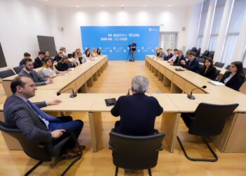 Berisha takohet me studentë të huaj: Korrupsioni mbetet pengesa kryesore për integrimin në BE