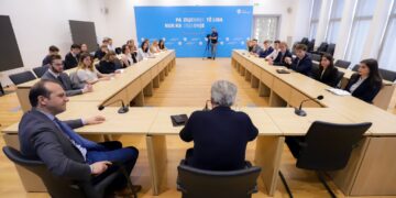 Berisha takohet me studentë të huaj: Korrupsioni mbetet pengesa kryesore për integrimin në BE