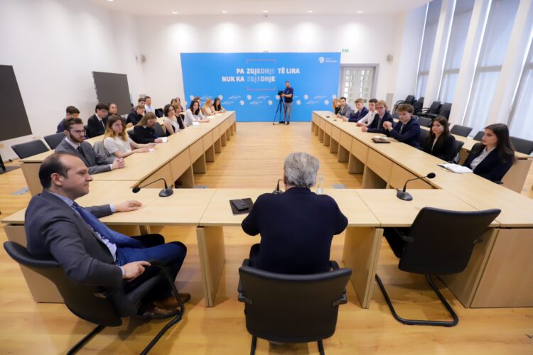 Berisha takohet me studentë të huaj: Korrupsioni mbetet pengesa kryesore për integrimin në Europe