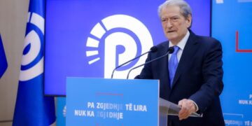 Shqipëria, hapësirë ushtarake për të sulmuar Iranin? Berisha: Ka risk, por nuk mund t’i bllokohet baza SHBA