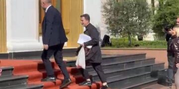 Interpelanca me ministrin e Bujqësisë, Erion Braçe shkon në Kuvend me qese me perime