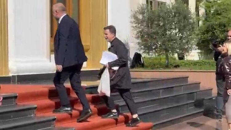 Interpelanca me ministrin e Bujqësisë, Erion Braçe shkon në Kuvend me qese me perime