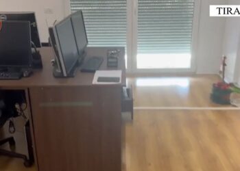 Ktheu apartamentin në call-center për mashtrime me bursa fiktive, arrestohet 25-vjeçarja