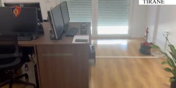 Ktheu apartamentin në call-center për mashtrime me bursa fiktive, arrestohet 25-vjeçarja