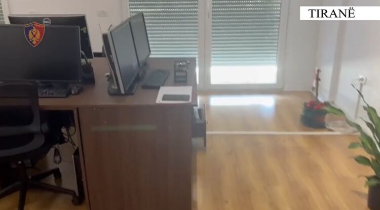 Mashtrimi me call center! 25-vjeçarja kapet në Tiranë, si i “peshkonte” të huajt nga apartamenti