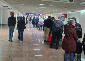 Radhë me orë të tëra në aeroporte, sistemi i ri kufitar “bllokon” udhëtarët