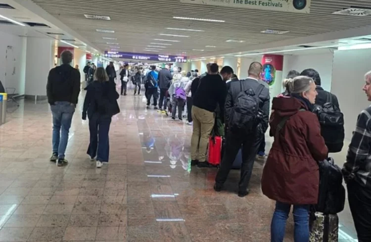 Radhë me orë të tëra në aeroporte, sistemi i ri kufitar “bllokon” udhëtarët