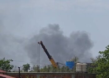 Situatë alarmante në Elbasan, tymi dhe aroma e rëndë mbulojnë zonën industriale