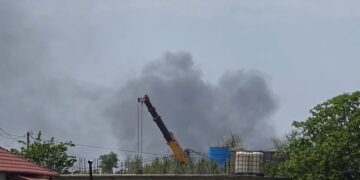 Situatë alarmante në Elbasan, tymi dhe aroma e rëndë mbulojnë zonën industriale