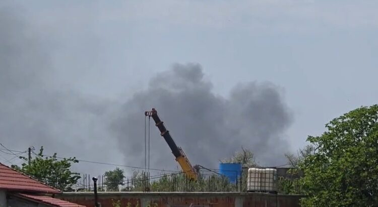 Situatë alarmante në Elbasan, tymi dhe aroma e rëndë mbulojnë zonën industriale