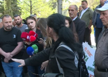 Fermerët protestues përplasen me njëri-tjetrin pas takimit në ministri: Pse pranuat 120 mijë lekë për lopë?