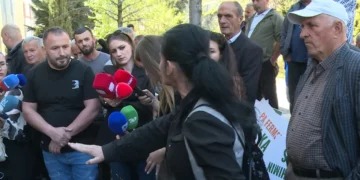 Fermerët protestues përplasen me njëri-tjetrin pas takimit në ministri: Pse pranuat 120 mijë lekë për lopë?