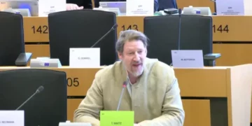 Eurodeputeti austriak: Kosova do të ishte ndër liderët për anëtarësim në BE, por po bllokohet politikisht