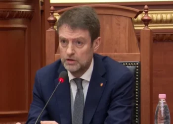 Ministri i Jashtëm pas njoftimit të Ambasadës: S’ka arsye për alarm/ PD: Të mblidhet Këshilli i Mbrojtjes!