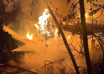 Përfshihet nga flakët gjatë natës një bujtinë në Librazhd, shkaktohen dëme të mëdha materiale