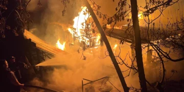 Përfshihet nga flakët gjatë natës një bujtinë në Librazhd, shkaktohen dëme të mëdha materiale