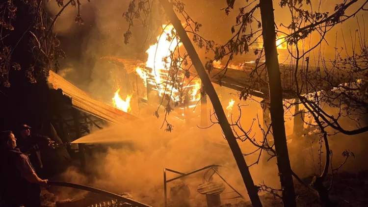 Përfshihet nga flakët gjatë natës një bujtinë në Librazhd, shkaktohen dëme të mëdha materiale