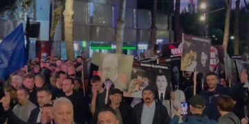 “Karteli narko-elektoral”, opozita kërkon dorëheqjen e qeverisë, ja mesazhet në protestën e PD