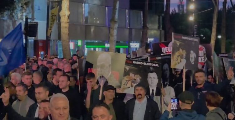 “Karteli narko-elektoral”, opozita kërkon dorëheqjen e qeverisë, ja mesazhet në protestën e PD