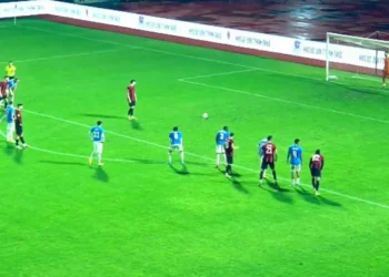 Superliga në ‘zjarr’: Penallti e kontestuar, 1-1 mes Flamurtarit dhe Tiranës, grushte në Shkodër