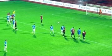 Superliga në ‘zjarr’: Penallti e kontestuar, 1-1 mes Flamurtarit dhe Tiranës, grushte në Shkodër