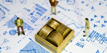 Edhe kapitali po “emigron”, investimet shqiptare jashtë vendit arritën rekord të ri vitin e kaluar