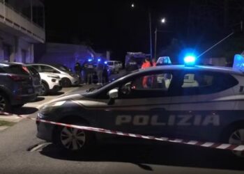 Tragjedi në Itali! Gruaja hidhet nga dritarja me tre fëmijët, mbijeton vetëm vajza 5-vjeçare