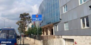 Plagoset me armë zjarri një grua në Kamëz, dyshohet bashkëshorti