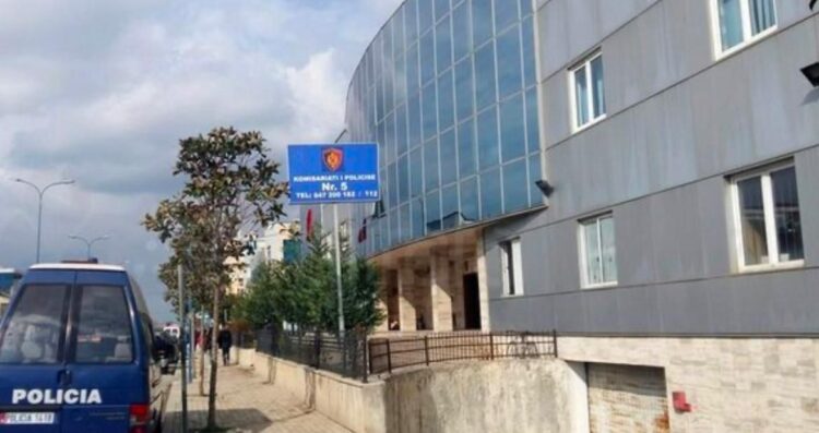 Plagoset me armë zjarri një grua në Kamëz, dyshohet bashkëshorti